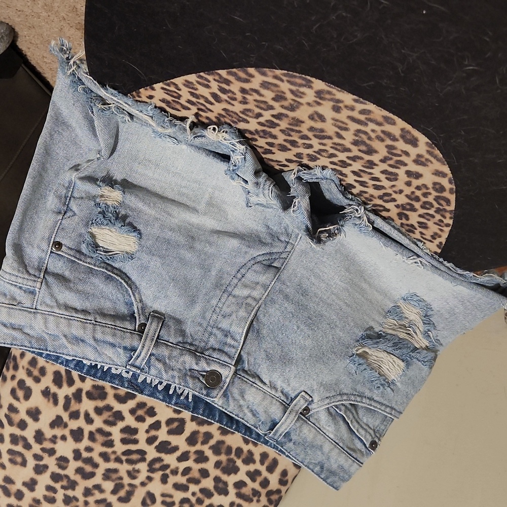 Volcom ladies stoned round shorts. White washed with distressed markings. Sz 29